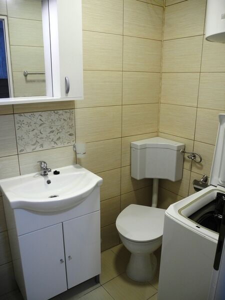 Berceni, Nesti, semistradal, 10 min. metrou, bloc reabilitat.